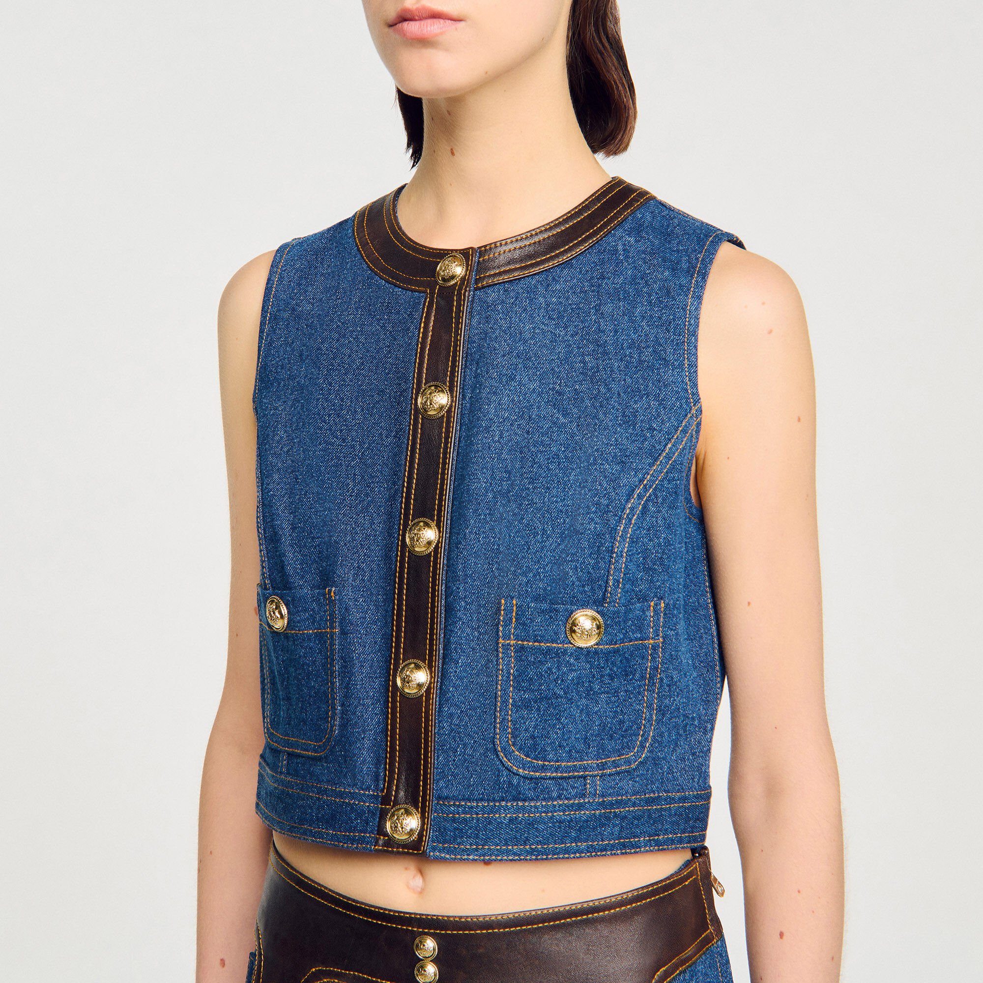 Top in denim e pelle