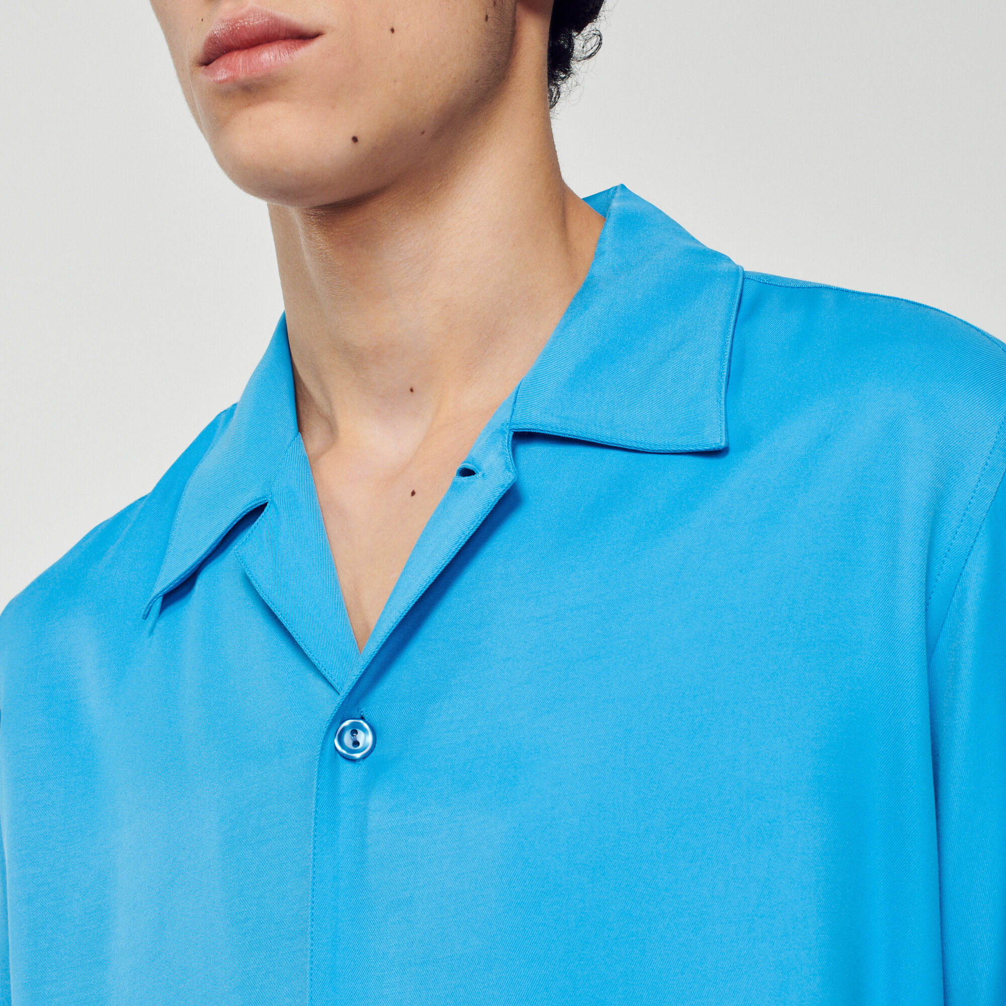 Camicia fluida con collo a pescecane