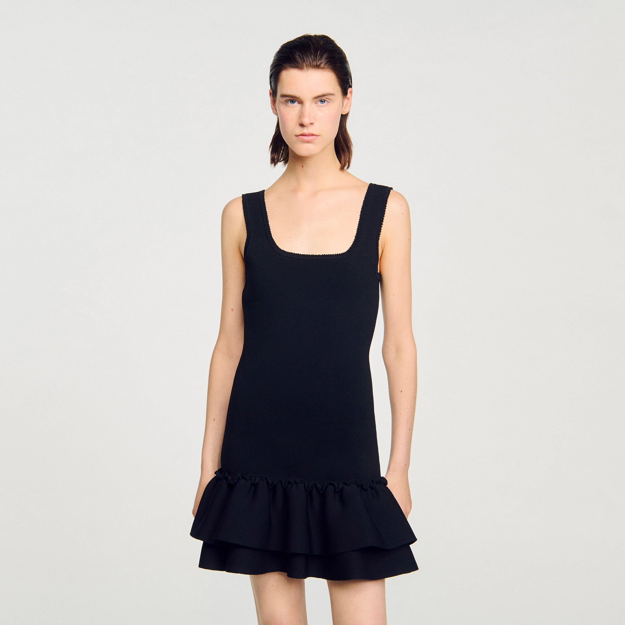 Abito corto in maglia con balze