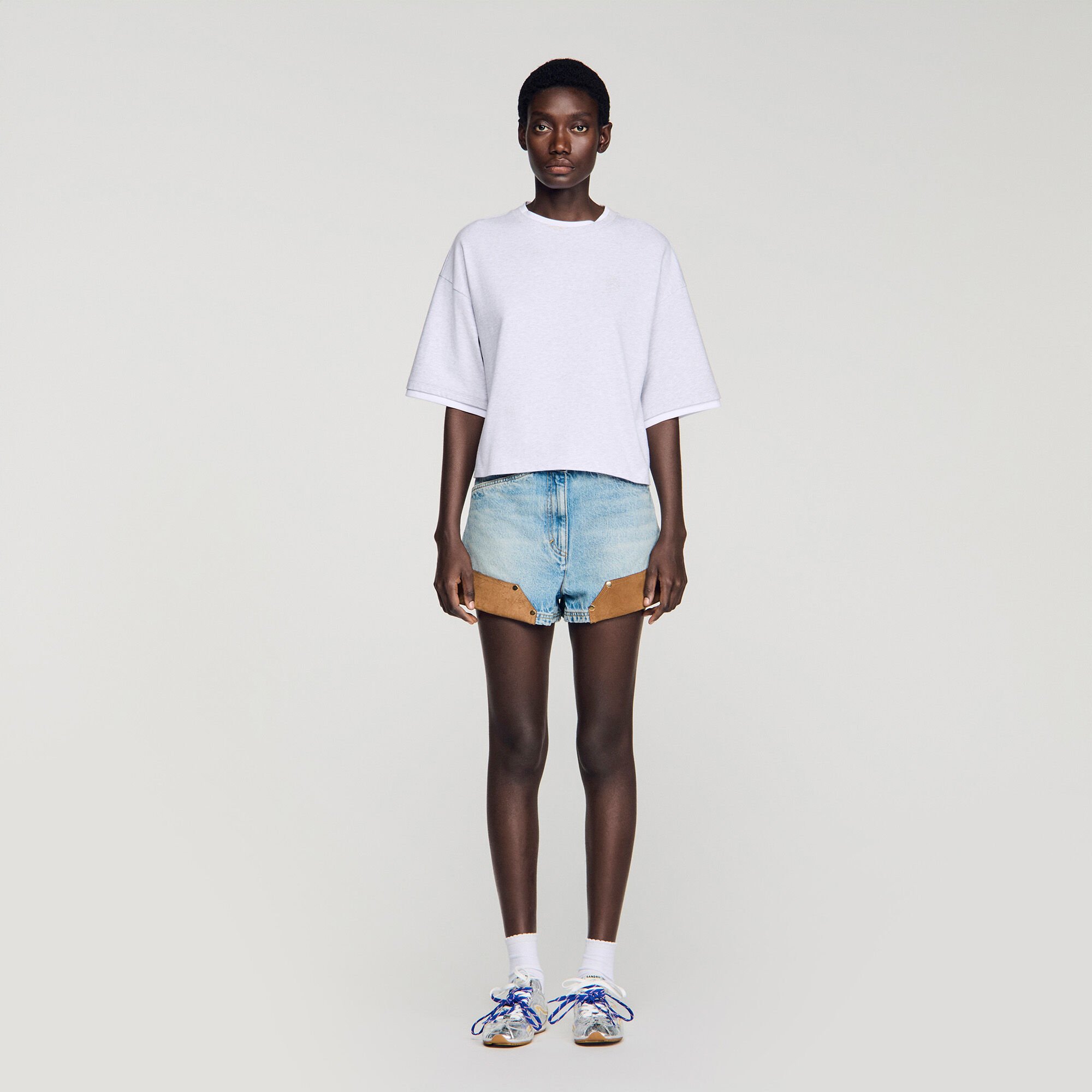 T-shirt in cotone con logo ricamato