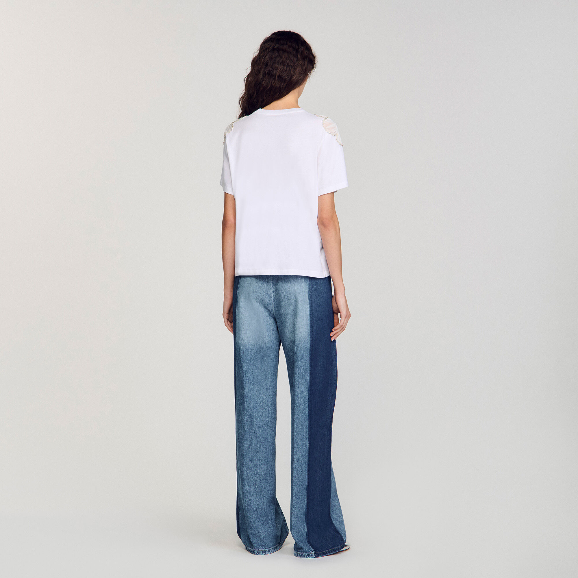 T-shirt con fiori ricamati