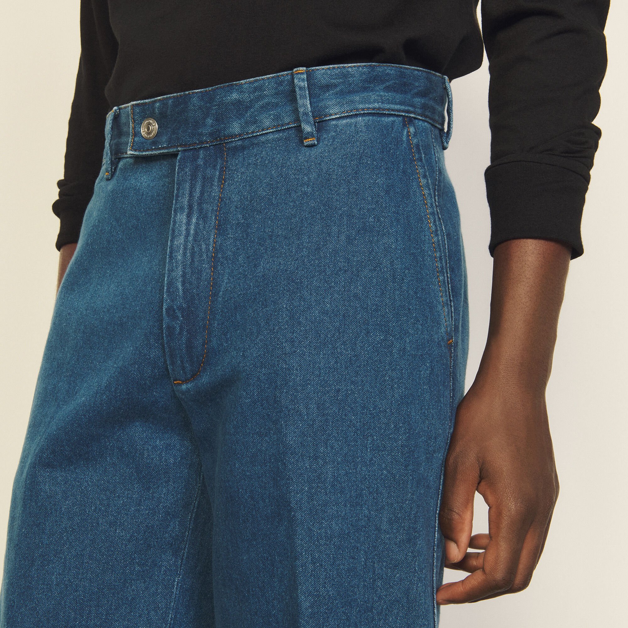 Pantaloni in jeans leggermente svasati
