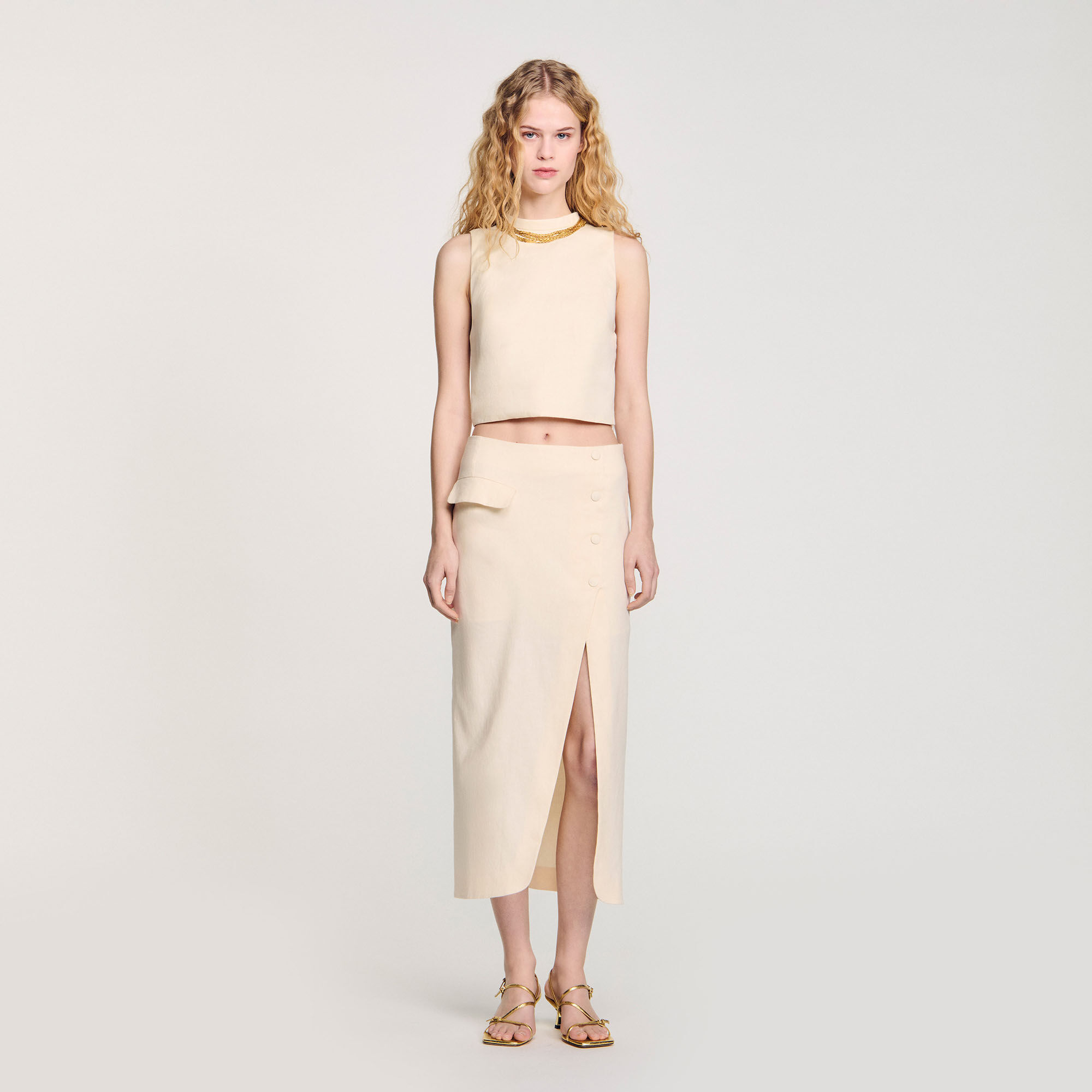 Top corto in maglia con collana