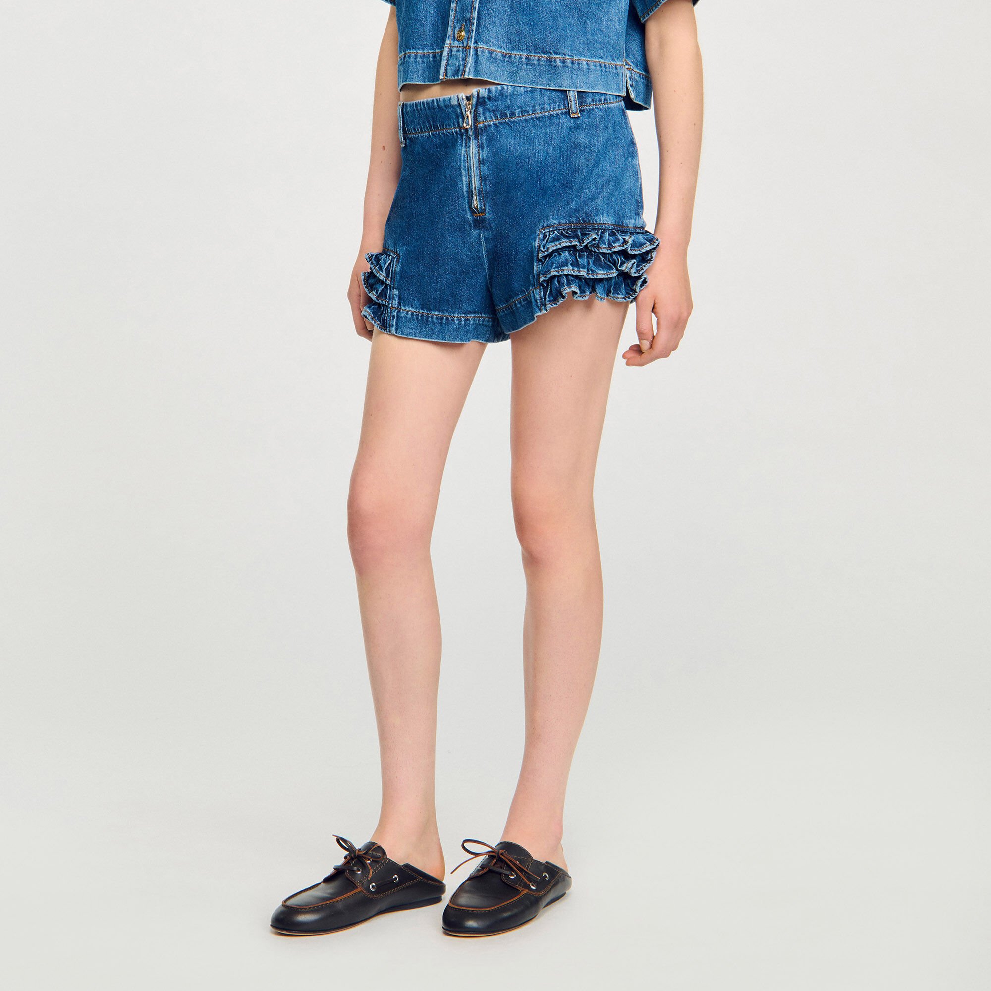Shorts in denim con volant