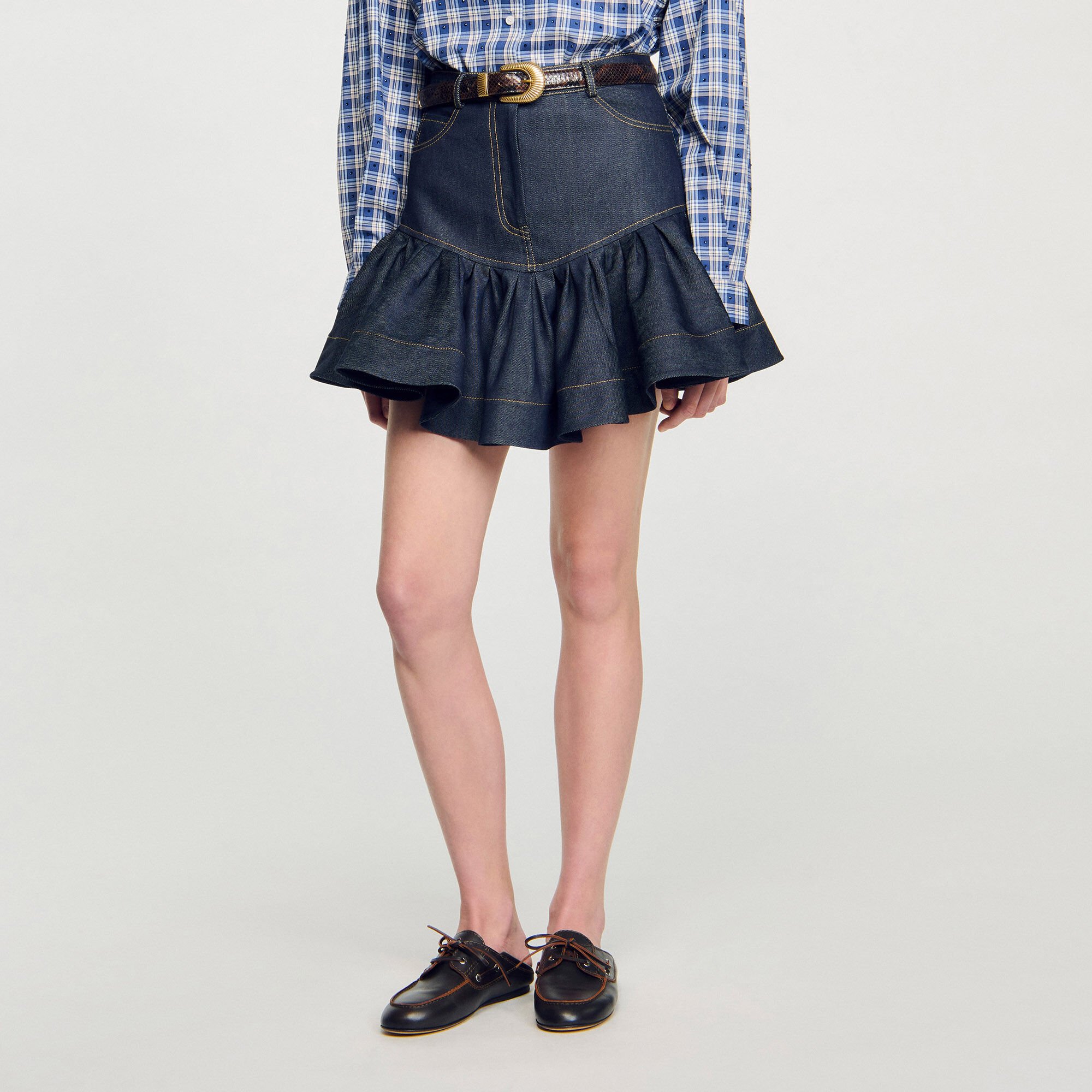 Gonna corta in denim con volant