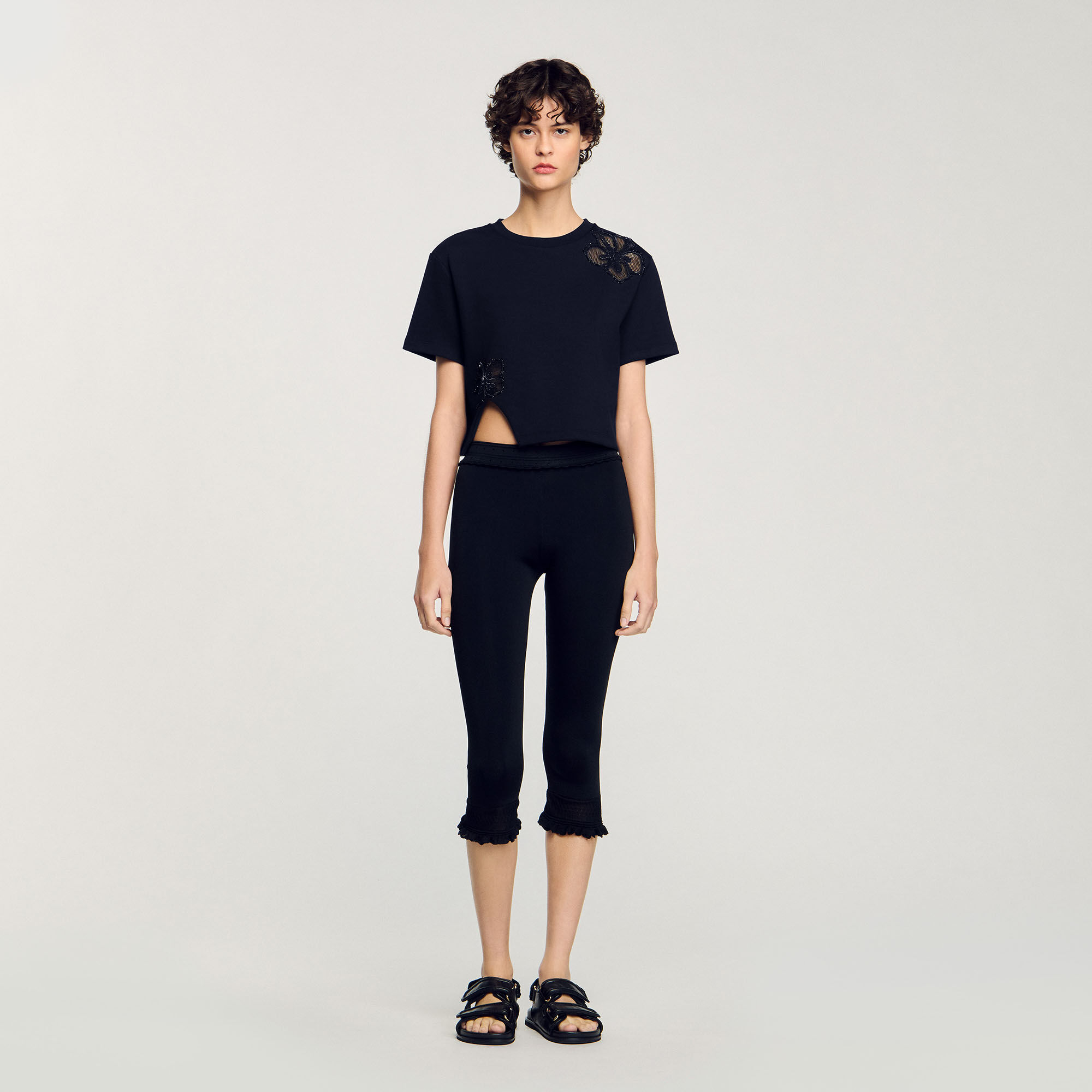 T-shirt con fiori ricamati