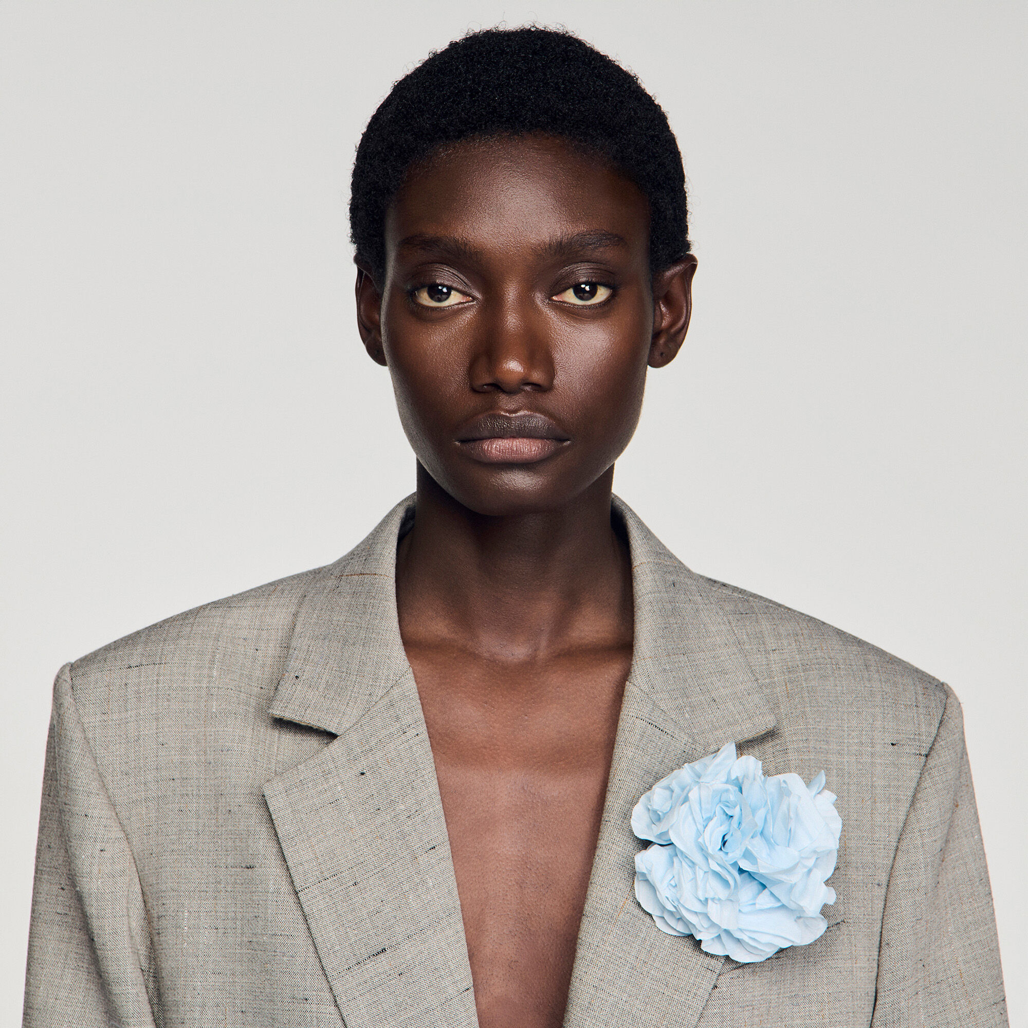 Giacca in lana a quadri con spilla