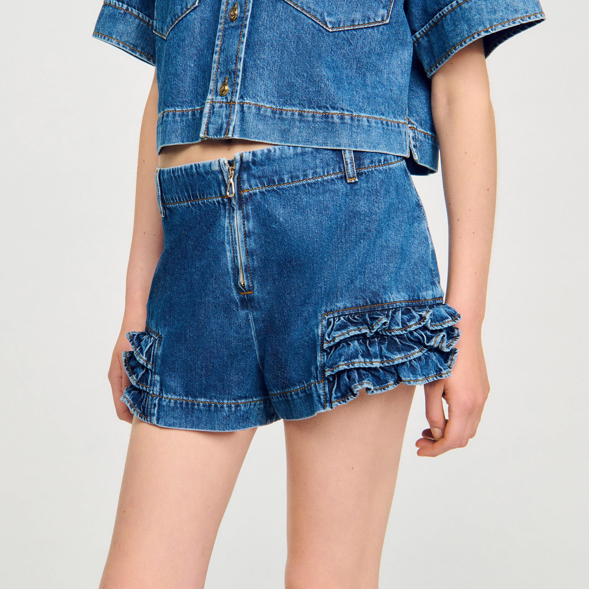 Shorts in denim con volant
