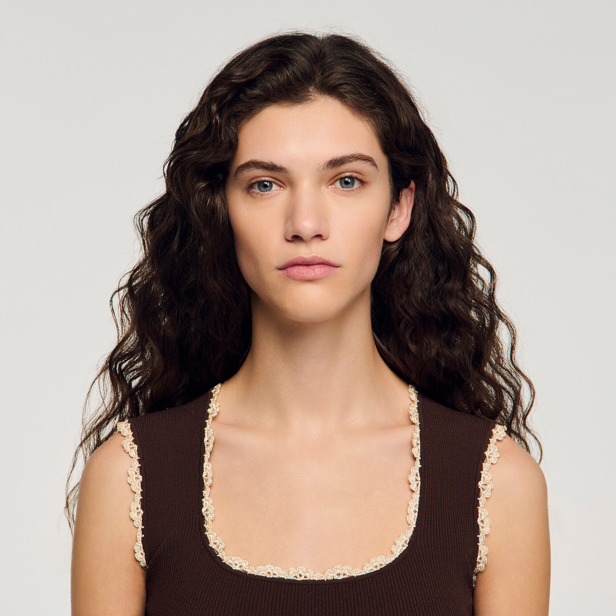 Top in maglia con dettagli crochet