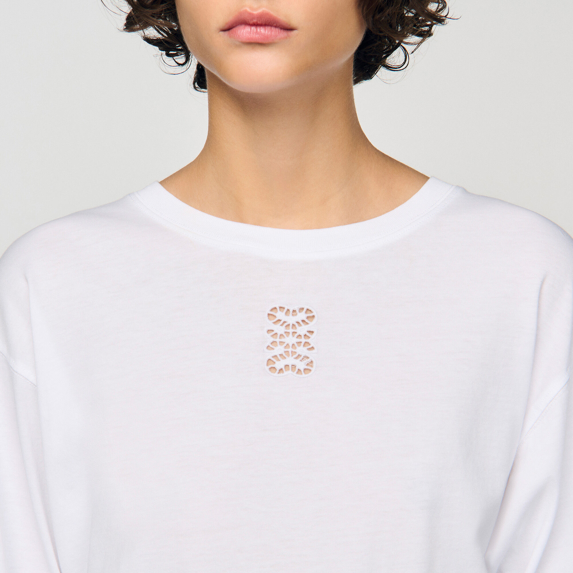 T-shirt con ricamo