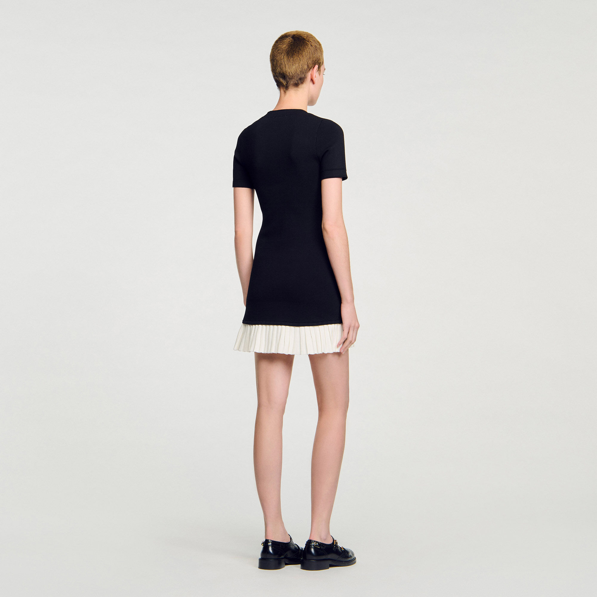 Abito corto in maglia con volant
