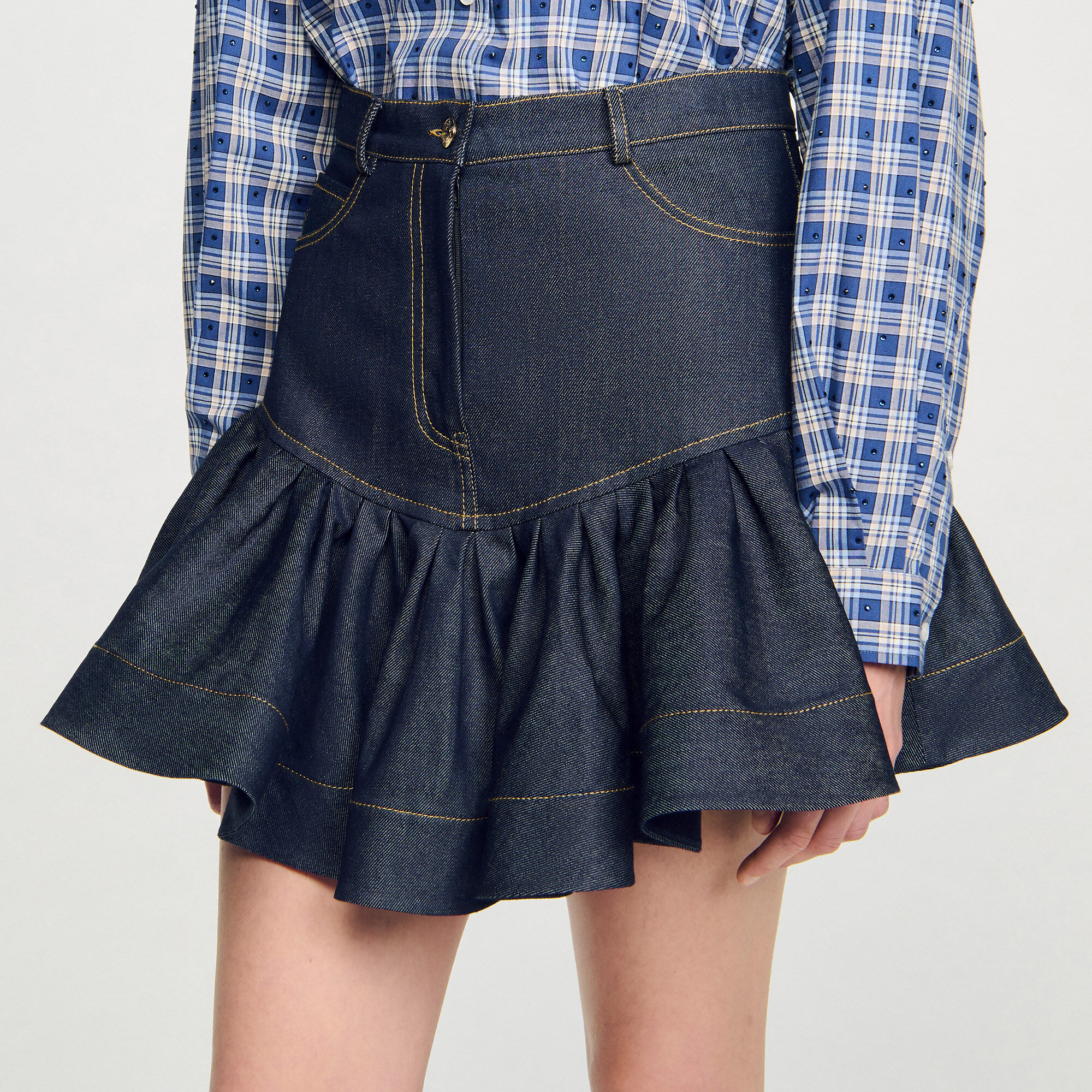Gonna corta in denim con volant