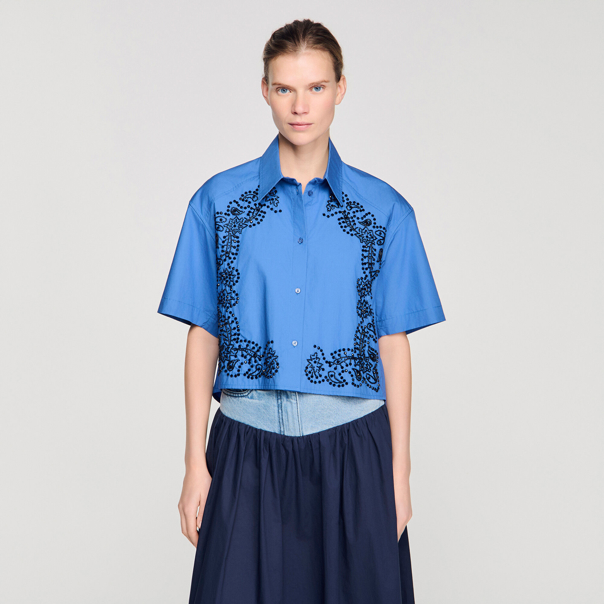 Camicia ricamata e perlata