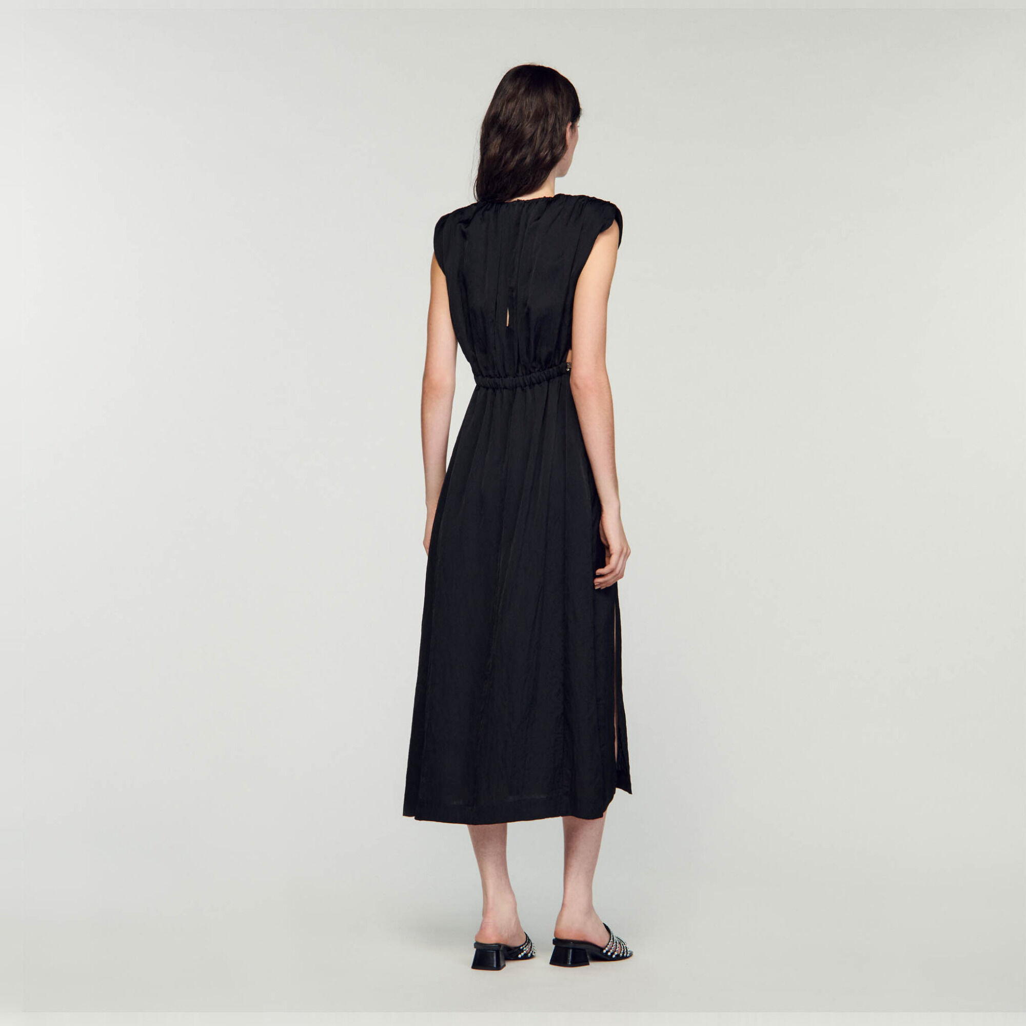 Abito lungo con gioiello