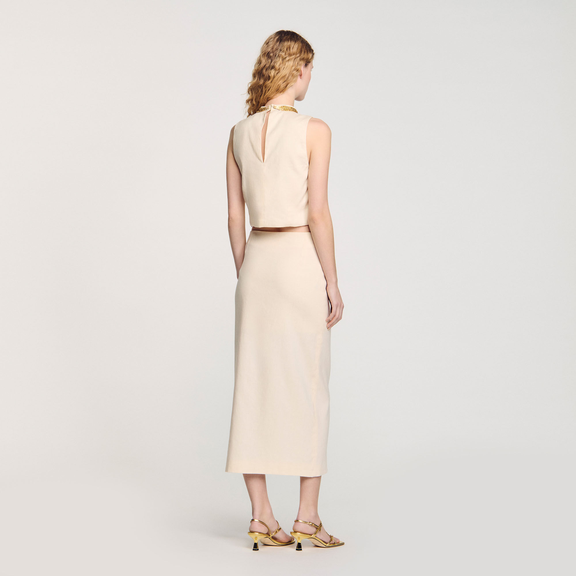 Top corto in maglia con collana