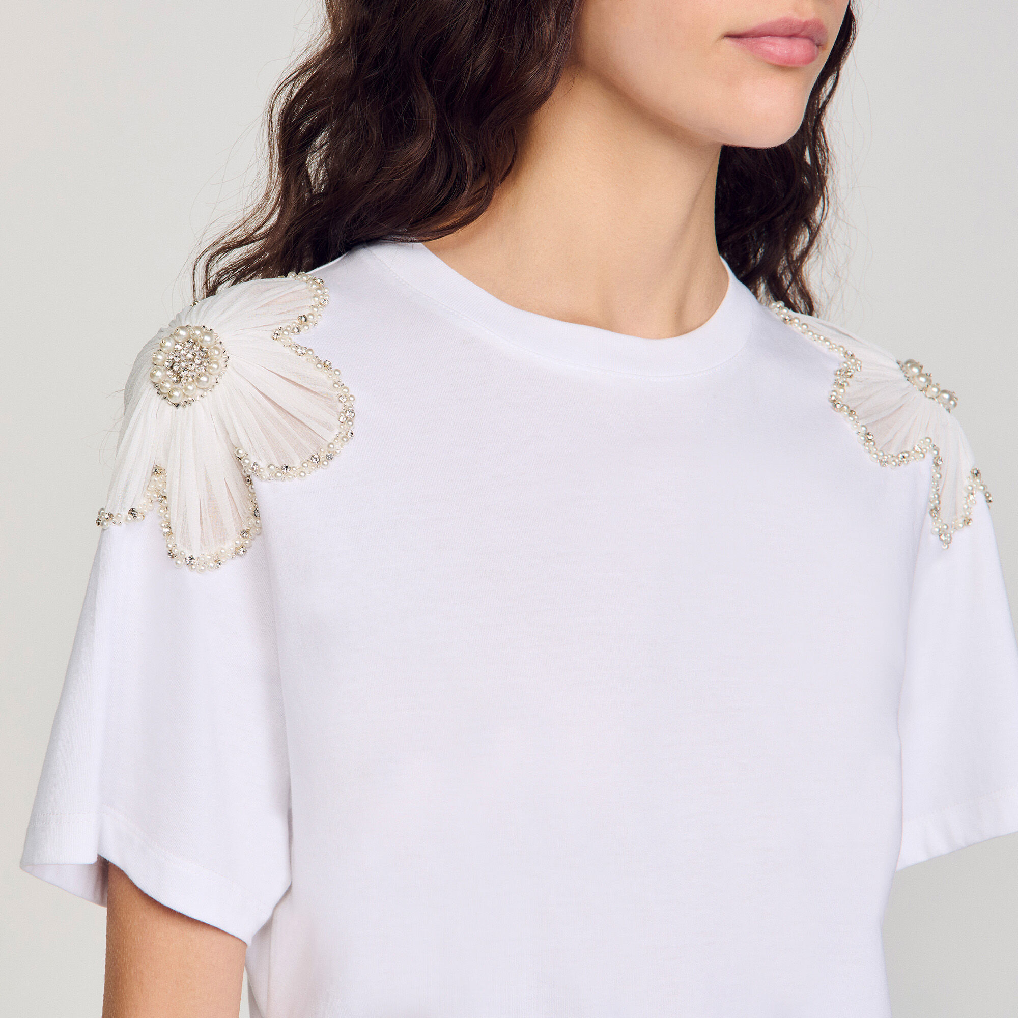 T-shirt con fiori ricamati