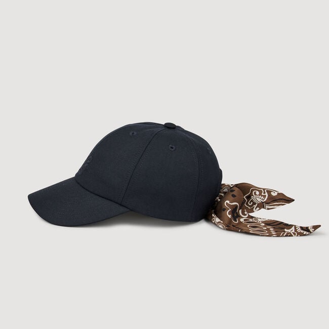 Cappellino con foulard annodato